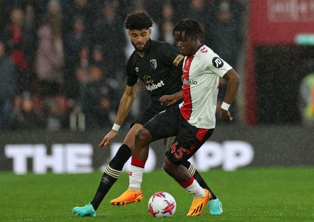 更是中国足 更是中国足